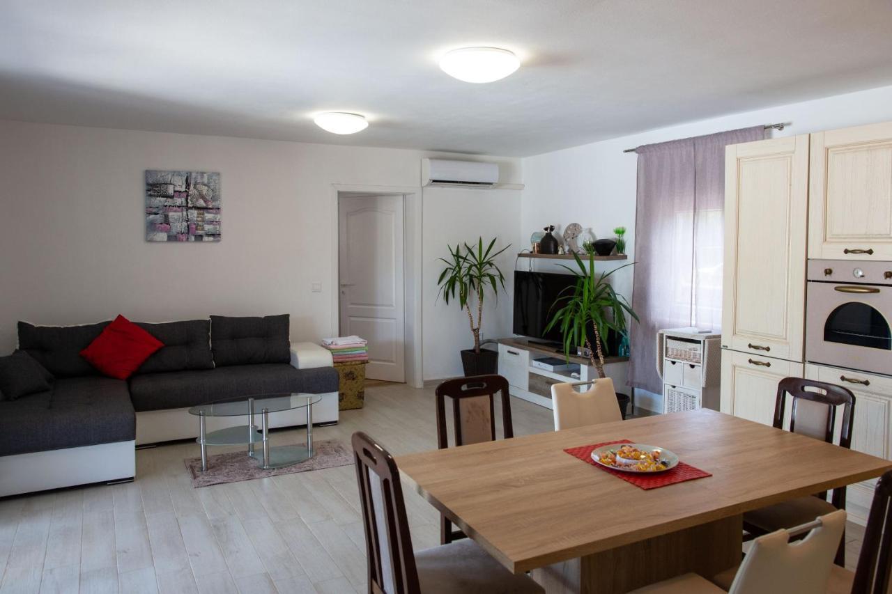 Holiday Home Petrovic メドゥリン エクステリア 写真