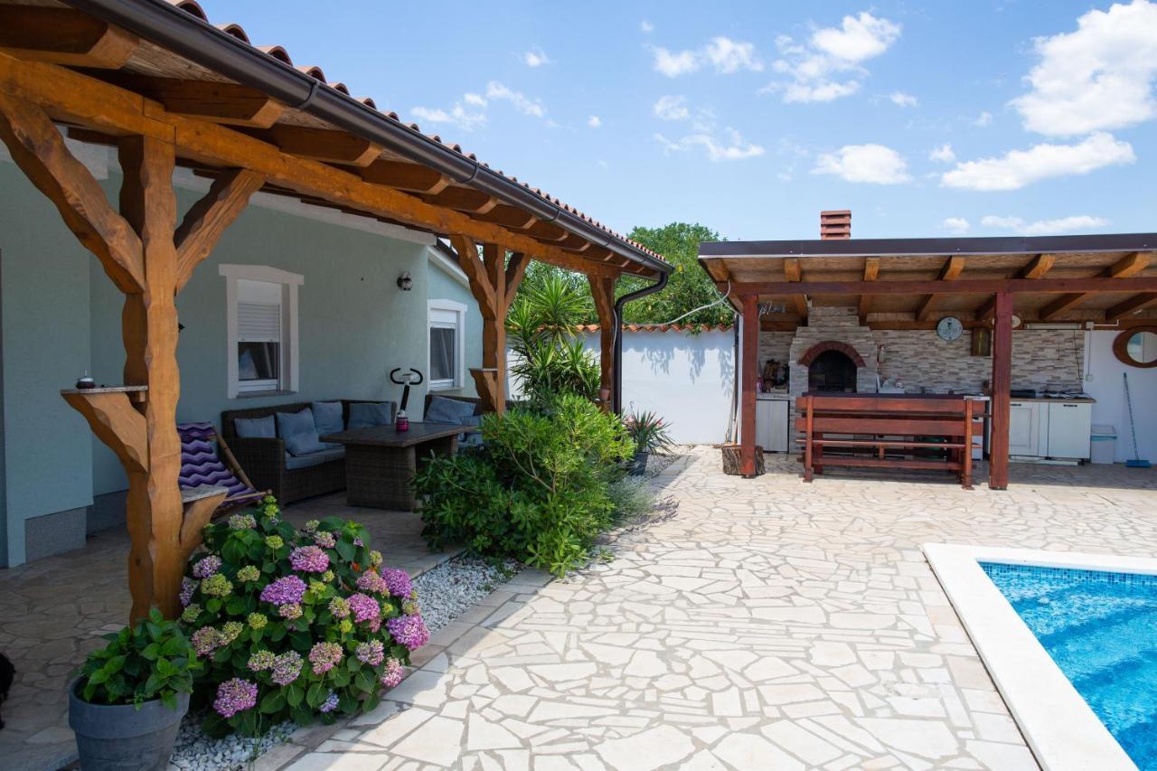 Holiday Home Petrovic メドゥリン エクステリア 写真